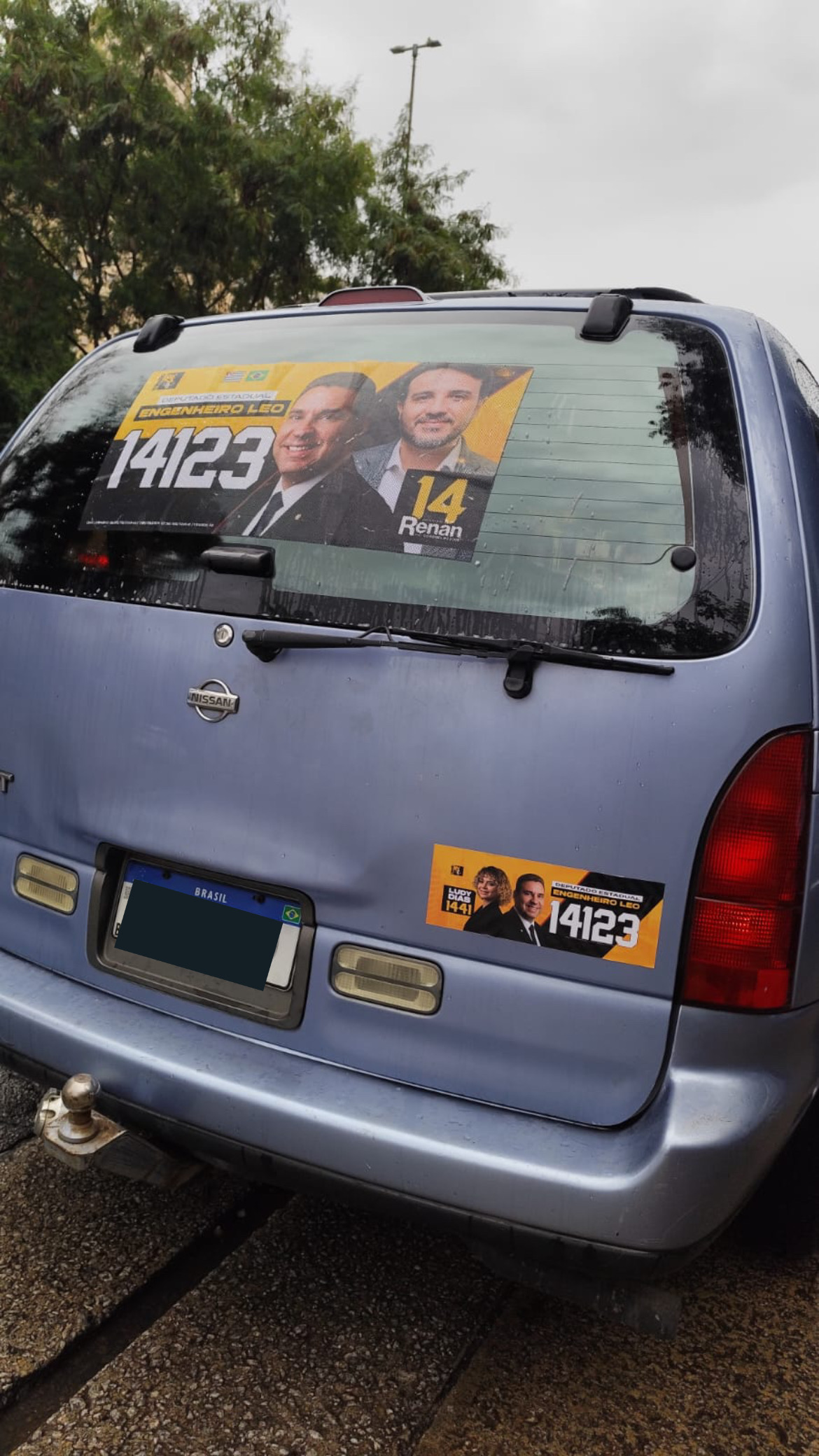 Adesivos do Engenheiro Leo 14123 no vidro e na traseira de um carro