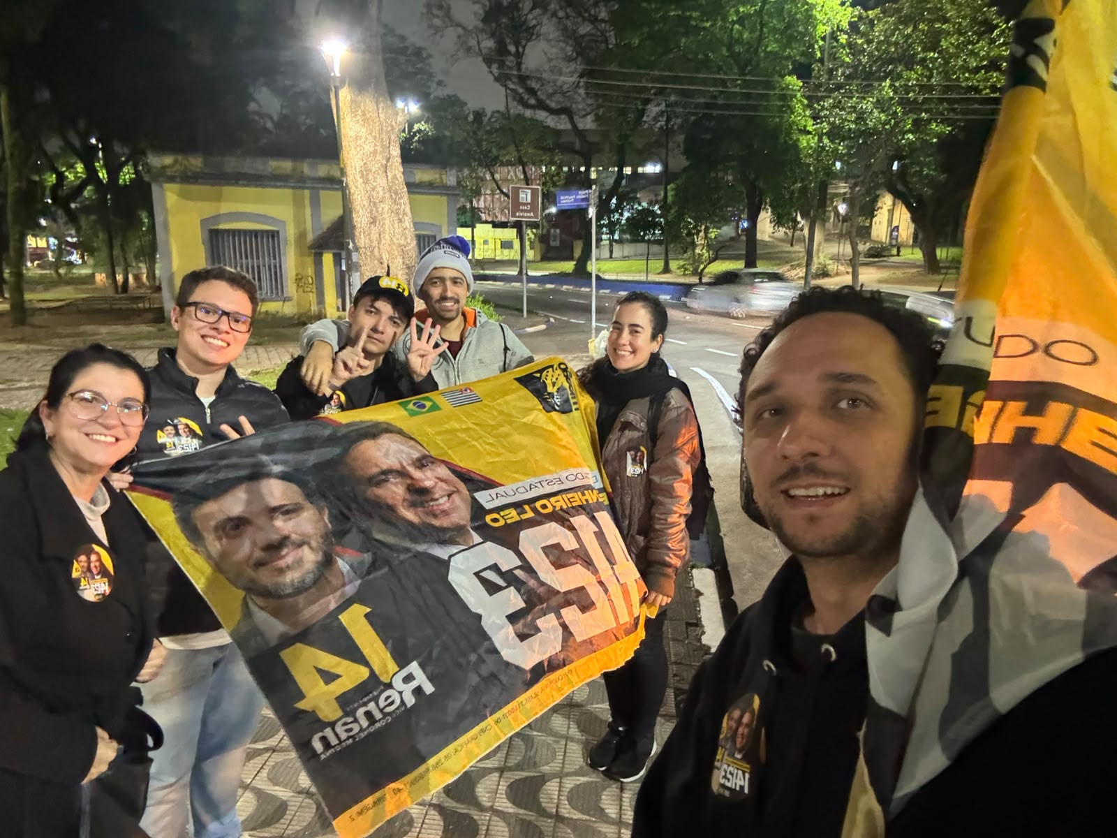 Embaixadores com a bandeira do Engenheiro Leo 14123