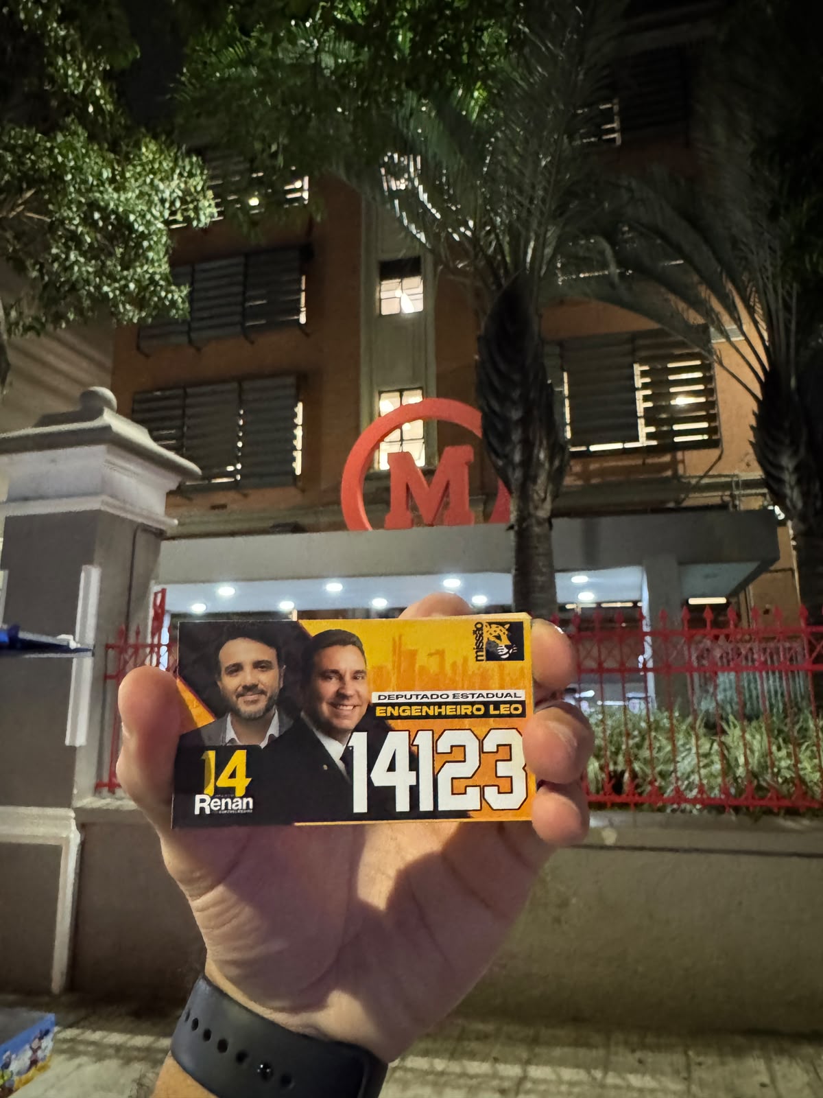 Santinho do Engenheiro Leo 14123 na mão de um apoiador